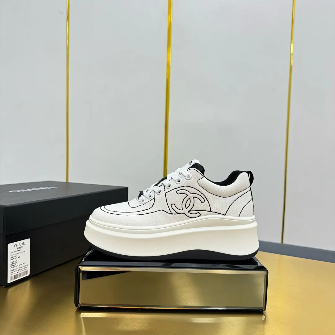 👟👟Ex-factory price 600👟👟 Upgraded version, upgraded version, upgraded version! No rebuttal accepted! ! ! ! Chanel Chanel panda shoes! 2025 counter's top casual sports shoes. This classic design; the upper is electro-embroidered with a variety of techniques; the outsole is fashionable and sporty; the unusual inclusion of a variety of color matching elements... The diversified mix and match is very good-looking and versatile, and can be used for leisure, fashion, sports, and outdoor... ꫛꫀꪝ Go➫ Materials: ❶Upper made of: original imported first-layer silk cowhide + original waterproof cloth + original first-layer cowhide ❷Inner lining: Original Yangli+Net ❸Outsole based on: Original TPU combination outsole Counter boutique packaging complete set for women 35–41 👉 👉